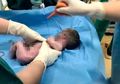 Ketika Dokter Menyerah Menyelamatkan Nyawa Bayi Ini, 1 Jam Kemudian Hal Ajaib Terjadi