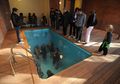 Seniman Asal Argentina Buat Kolam Renang Palsu yang Buat Banyak Orang Heran