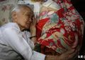 Fakta Memilukan di Balik Seorang Wanita 94 Tahun yang Memegang Baju Tentara Jepang Setiap Menjelang Tidur