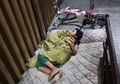 Tidur di Emperan Toko, Bocah Kecil Ini Cari Bapaknya Berbekal Sepeda Kecil