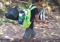 Demi Mengikuti Ujian Sekolah, Bocah SD Ini Harus Berjalan Kaki 3 Jam dan Menginap di Rumah Warga