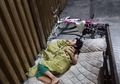 Demi Mencari sang Ayah, Bocah Ini Keliling Sendirian Menggunakan Sepeda dan Rela Tidur di Depan Ruko Beralaskan Kasur Lusuh