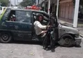 Gelandangan Nekat Kendarai Mobil Bobroknya Keliling Kota, Ini yang Terjadi Setelahnya