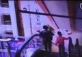 CCTV: Seorang Ibu Panik ketika Bayinya Jatuh dari Eskalator Lantai 4!