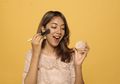Muka Berminyak? Coba Kunci Makeup Kamu dengan Bedak Tabur Ini