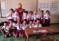 Demi Memacu Semangat Belajar Murid - Muridnya, Guru Ini Mengajar dengan Menggunakan Kostum Iron Man
