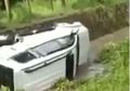Kualat, Mengemudi Ugal - Ugalan dan Halangi Laju Mobil Ambulans yang Darurat Medis, Mini Bus Nyemplung ke Sungai