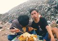 Tantang Diri Makan Di Tempat Pembuangan Sampah, Dua Vlogger Ini Tetap Lanjut Makan Walau Muntah Berkali-kali