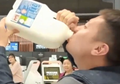 Tak Terima Aturan Pembatasan Bawa Cairan di Bandara, Pria Ini Nekat Minum 2,5 Liter Susu Sekaligus