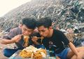 Jijik tapi Kocak! Dua Cowok Ini Bikin Video Mukbang di Tempat Pembuangan Sampah