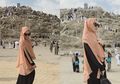 Tren Baju Lebaran 2019 : Tampil Santun ala Ayu Ting Ting Pakai Gamis Hijab Syar'i Modern