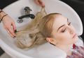 Manfaat Penting di Balik Kebiasaan Membilas Rambut dengan Air Hangat, Coba deh!