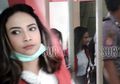 Seakan Tak Cukup Menderita dengan Nasi Cadong, Vanessa Angel Hampir Jatuh Setelah Terdorong Jaksa