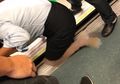 Naik MRT di Jam Sibuk, Kaki Perempuan Ini Terjebak di Antara Peron