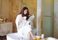 Berpose di Kamar Mandi Mewah, Juliana Moechtar Dipuji Cantik oleh Warganet, Simak Tips Menjaga Kamar Mandi Tetap Sehat