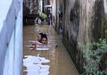 Di Bandung Seorang Suami Rela Terjang Banjir Setinggi Leher Demi Selamatkan Istri yang Tengah Hamil Tua, Berisiko Terkena Penyakit Leptospirosis