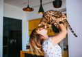 Hilangkan Bau dari Air Seni Kucing dengan Cuka Apel, Kok Bisa?
