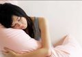 Tak Bisa Tidur Kalau Tidak Memeluk Guling? Kebiasaan Ini Malah Sehat, Lo!