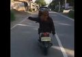 Viral Video Emak-emak Naik Motor Matic Sambil Lepas Tangan, Ini Sih Pasti Nggak Pernah Salah Ngasih Sen