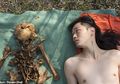 Fakta Memilukan di Balik Foto Seorang Pria Tanpa Busana dengan Tulang Belulang Manusia