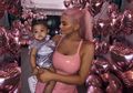 Masih Balita, Lihat Gaya Anak Kylie Jenner Tenteng Tas Branded Harga Ratusan Juta Rupiah