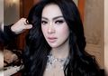 Sering Tampil Mewah dan Glamor, Begini Gaya Syahrini Pakai Rok yang Harganya Cuma Ratusan Ribu Rupiah