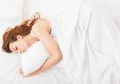 Tidur Sambil Memeluk Guling Malah Sehat Lho, Berikut 5 Manfaatnya!