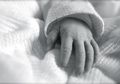 Moms, Jangan Tegang dan Panik, Ini Tips dan Trik Memotong Kuku Bayi