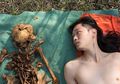 Bikin Geger Dunia Maya, Pria Ini Nekat Foto Tanpa Busana Dengan Tulang Belulang Manusia