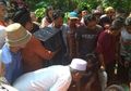 Isak Tangis Iringi Pemakaman Kepala Guru Honorer yang Dimutilasi