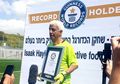 Masih Main di Usia 73 Tahun, Kiper Ini Terima Penghargaan Guinness World Records