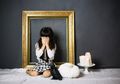Ibu Model Cilik Tega Tendang Anaknya yang Kelelahan Bekerja, Simak Bahaya Beri Hukuman Fisik pada Anak