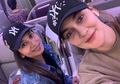 Bareng Kakak Faisal Nasimuddin Nonton Festival Coachella, Luna Maya Tampil Seksi dengan Rok Belahan Tinggi
