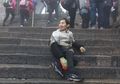 Sejak Kecil Menderita Polio, Pria Ini Menyeret Kakinya yang Lumpuh dengan 23 Jam Mendaki Gunung Setinggi 1.500 Meter