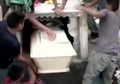 Pria Ini Bongkar Kuburan Kekasihnya Usai Dengar Teriakan, Diduga Sang Wanita Masih Hidup Saat Dimakamkam