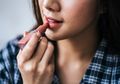 5 Pilihan Produk Lipstik yang Cocok untuk Bibir Kering saat Puasa