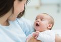 Moms Perlu Tahu, Ini Waktunya Bayi Bisa Mengangkat Kepalanya