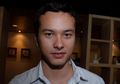 Perdana Unggah Potret Selfie, Nicholas Saputra: Akan Dihapus dalam 24 Jam!