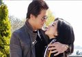 Tak Peduli Kaki Terluka Tertimpa Parfum Reino Barack, Syahrini Tetap Nyoblos Ditemani Camilan