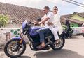 Naik Motor Tak Pakai Helm, Krisdayanti Ikut Serta Dalam Pemilu 2019 di Kampung Halamannya