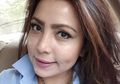 Bangga Anti Golput, Mayangsari Tampil Cetar dengan Kalung Emas Saat Datang ke TPS