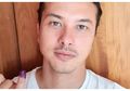 Asli Bikin Ketawa, Begini Gaya Tora Sudiro dan Raditya Dika Contek Selfie 'Nyoblos' Nicholas Saputra!