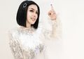 Terbang Naik Jet Pribadi dengan Kaki Terluka, Syahrini Lupakan Rasa Sakit dengan Es Potong Durian