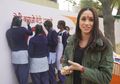Bak Bintang Bollywood, Cantiknya Meghan Markle Gunakan Kain Sari Saat Kunjungi India