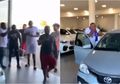 Bosan Selalu Diminta Jemput Temannya, Orang-orang ini Pilih Belikan Mobil Untuknya Saja