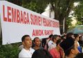 Spanduk Bertuliskan 'Lembaga Survei Penjahat Demokrasi' Terbentang di Depan Kediaman Prabowo