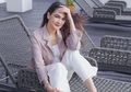 Tak Kalah dari Syahrini, Luna Maya Pakai Sweater Puluhan Juta Rupiah Hanya Untuk Minum Teh!