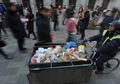 Rela Makan Mie dan Tak Beli Baju Selama 30 Tahun, Tukang Sampah Ini Justru Pilih Sumbangkan Uangnya untuk Anak Miskin