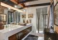 10 Desain Kamar Mandi Nyaman dengan Banyak Gaya, Salah Satunya Skylight!