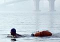 Pria Ini Memilih Berenang Melintasi Sungai Saat Pergi ke Kantor Setiap Hari Selama 11 Tahun, Alasannya Sungguh Luar Biasa